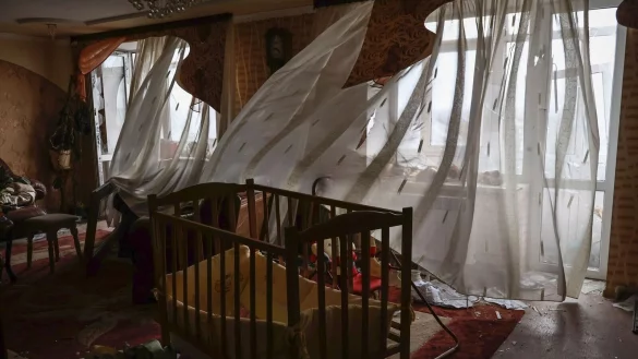 Gespenstische Szene: Eine verlassene und durch Beschuss besch&auml;digte Wohnung in Bachmut. - &copy; Roman Chop/AP/dpa