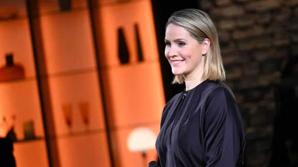 &laquo;Tagesschau&raquo;-Sprecherin Rakers hat der Stadt den R&uuml;cken gekehrt und erprobt sich nun auf dem Land am &laquo;Arsch der Welt&raquo;. - &copy; Sina Schuldt/dpa