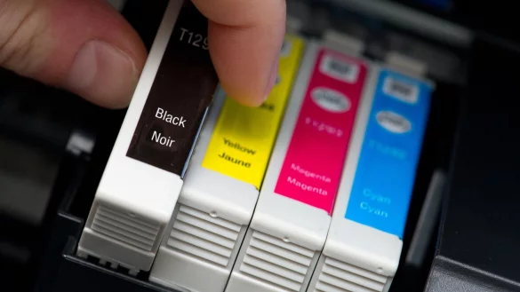 Teure Tinte ist nicht alternativlos: W&auml;hrend Drucker beim Kauf oft noch richtig g&uuml;nstig sind, langen die Hersteller dann bei ihren Original-Patronen richtig zu. Sparen kann man mit Patronen von Drittanbietern. - &copy; Andrea Warnecke/dpa-tmn