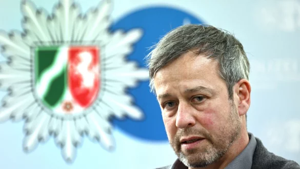 Guido Adler, Leiter Kriminalkommissariat 11, beantwortet Fragen von Journalisten. - © Federico Gambarini/dpa