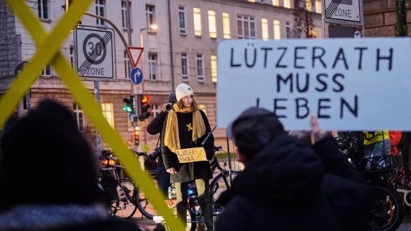 "L&uuml;tzerath muss Leben" steht auf einem Plakat, w&auml;hrend Luisa Neubauer, Klimaaktivistin spricht. - &copy; Annette Riedl/dpa/Archivbild