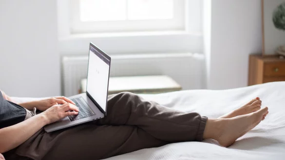 Einfach weiter surfen: Damit der Wechsel des DSL-Anbieters möglichst reibungslos klappt, stößt man die Kündigung am besten beim neuen Provider an. - © Zacharie Scheurer/dpa-tmn