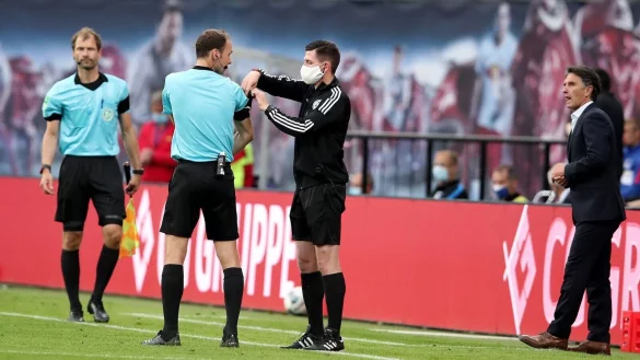 Schiedsrichter Bastian Dankert (2.v.l.) hat technische Probleme mit dem Sender, rechts daneben steht Bruno Labbadia. - &copy; Alexander Hassenstein/Getty Images Europe/Pool/dpa