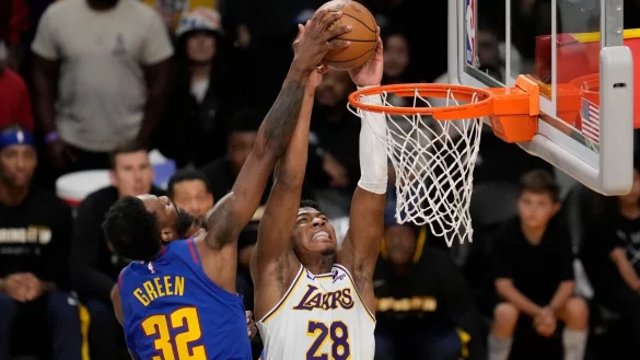 Los Angeles Rui Hachimura (28) wirft &uuml;ber Denvers Jeff Green (32). - &copy; Ashley Landis/AP/dpa