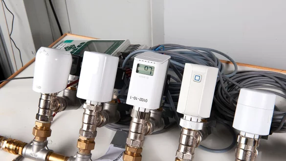 Die Stiftung Warentest hat insgesamt elf smarte Heizkörperthermostate getestet - davon schnitten nur sechs mit der Note «gut» ab. - © Ralph Kaiser/Stiftung Warentest/dpa-tmn