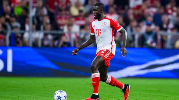 Bayern-Verteidiger Dayot Upamecano treibt den Ball im Dribbling nach vorne. - &copy; Tom Weller/dpa