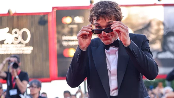 Mit Sonnenbrille auf dem roten Teppich: Franz Rogowski. - &copy; Vianney Le Caer/Invision/AP/dpa