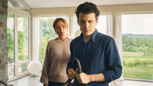 Mark (Manuel Rubey) erz&auml;hlt Nina (Lisa Maria Potthoff) von seiner Angst, dass seine Vergangenheit ihn einholt. - &copy; Hendrik Heiden/3sat/dpa