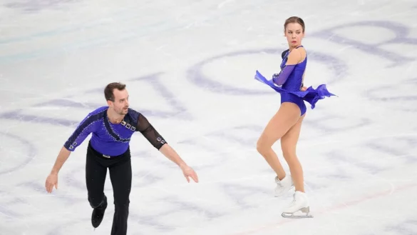 Ruben Blommaert (l) und seine Partnerin Alisa Efimova bei einer K&uuml;r. - &copy; Hiro Komae/AP/dpa