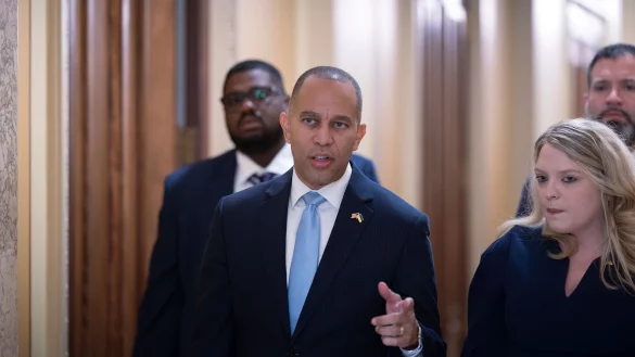 Der oberste Demokrat im US-Repr&auml;sentantenhaus, Hakeem Jeffries, &uuml;bt harsche Kritik an den Republikanern. - &copy; J. Scott Applewhite/AP/dpa