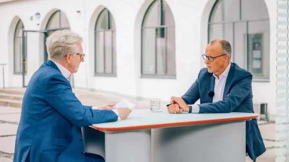 Der CDU-Vorsitzende Friedrich Merz sitzt mit dem Leiter des ZDF-Hauptstadtstudios, Theo Koll, beim ZDF-Sommerinterview. - &copy; Dominik Asbach/ZDF/dpa