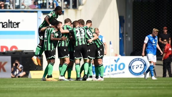 Die Hannoveraner feiern den Sieg bei Hansa Rostock. - &copy; Gregor Fischer/dpa
