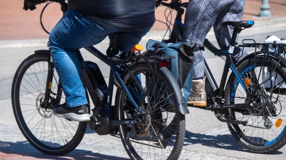 Touristen fahren mit Elektror&auml;dern. - &copy; Stefan Sauer/dpa/Archivbild