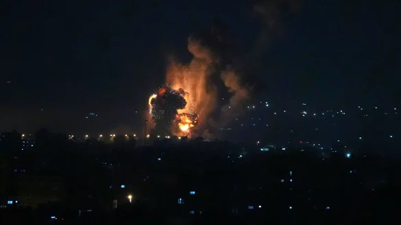 Rauch und Feuer steigen nach einer Explosion auf, die durch einen israelischen Luftangriff auf Gaza-Stadt verursacht wurde. - &copy; Adel Hana/AP