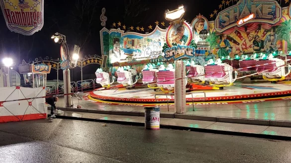 Die Polizei arbeitet am Tatort vor einem Fahrgesch&auml;ft. - &copy; David Poggemann/Nord-West-Media/dpa/Archivbild