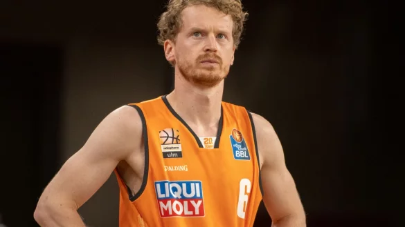 Ulms Per G&uuml;nther steht an der Seitenlinie. - &copy; Stefan Puchner/dpa/Archivbild