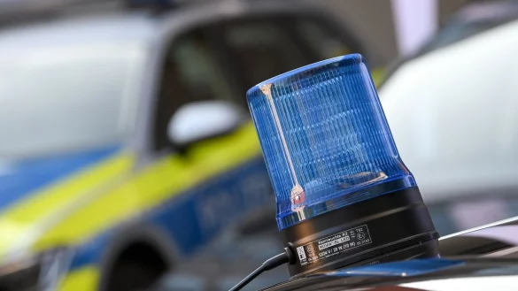 Ein Blaulicht ist auf dem Dach eines Einsatzfahrzeuges der Polizei zu sehen. - &copy; Hendrik Schmidt/dpa-Zentralbild/dpa/Symbolbild