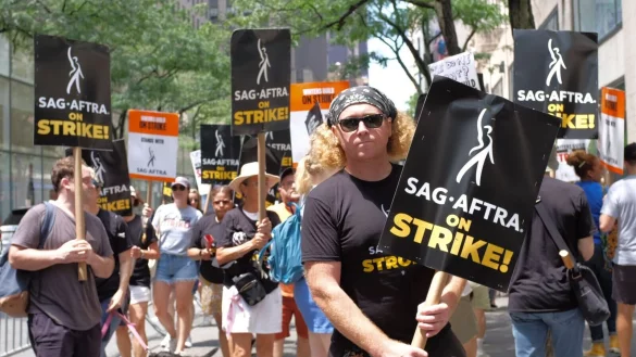 Der mit seinen Schauspielkollegen solidarische Requisiteur Keith Fennelly streikt vor dem NBC-Hauptsitz in New York f&uuml;r bessere Verg&uuml;tung. - &copy; Laura H&ouml;ring/dpa