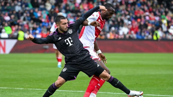 Bayerns Arijon Ibrahimovic (l) Chrislain Matsima von Monaco k&auml;mpfen um den Ball. - &copy; Sven Hoppe/dpa