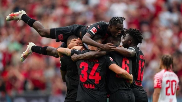 Leverkusen schl&auml;gt Leipzig in einer hochklassigen und temporeichen Auftaktpartie. - &copy; Marius Becker/dpa