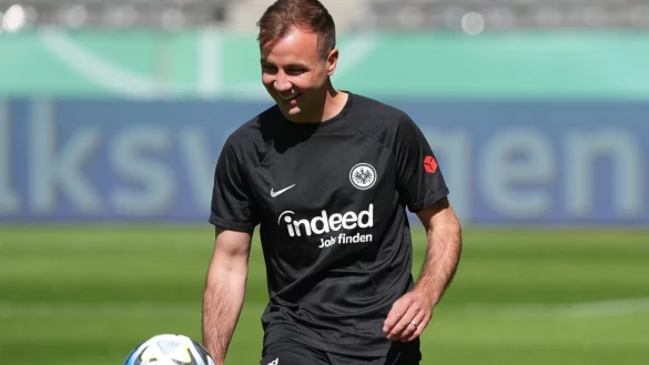 Hat bei Eintracht Frankfurt ein neues Arbeitspapier unterschrieben: Mario Götze. - © Soeren Stache/dpa