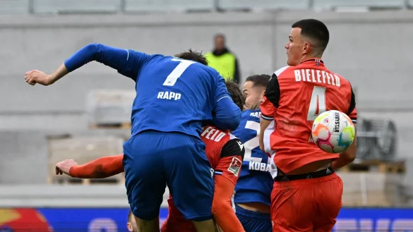 Simone Rapp (l) brachte mit seinem Tor den KSC gegen Bielefeld zur&uuml;ck ins Spiel. - &copy; Uli Deck/dpa