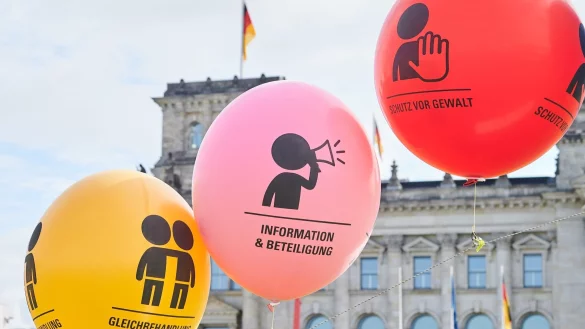 Ballons mit Botschaften: Kinderrechte werden von den UN in einer Konvention festgeschrieben. Ein kindgerechtes Internetangebot des Bundesfamilienministeriums mit dem Titel &laquo;Kinder-Ministerium&raquo; informiert unter anderem zu diesem Thema. - &copy; Annette Riedl/dpa/dpa-tmn
