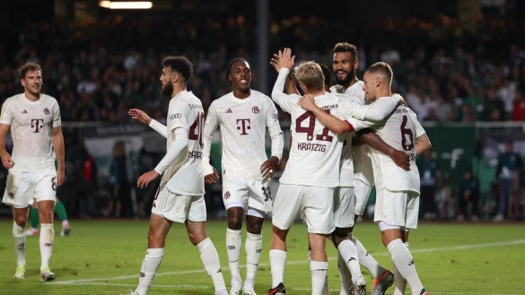 Münchens Torschütze Frans Krätzig (3.v.r) feiert seinen Treffer zum 0:3 mit seinen Teamkollegen. - © Friso Gentsch/dpa