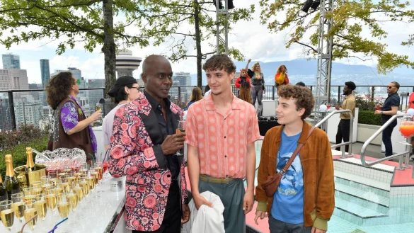 Niklas Chrom (Levi Busch, r) und Daniel Gruber (Jean Luc Caputo, M) treffen auf einer Party Bruce Darnell. - &copy; Dirk Bartling/ZDF/dpa