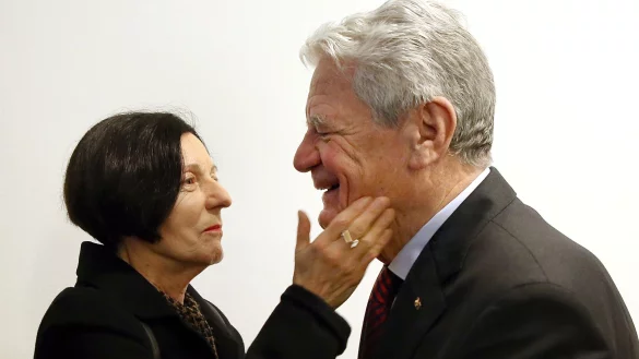 Die Literaturnobelpreistr&auml;gerin Herta M&uuml;ller trifft den Ex-Bundespr&auml;sidenten Joachim Gauck zur Er&ouml;ffnung der &laquo;Werkstatt Exilmuseum&raquo; und wischt ihm nach einem Begr&uuml;&szlig;ungskuss ihren Lippenstift von der Wange. - &copy; Wolfgang Kumm/dpa