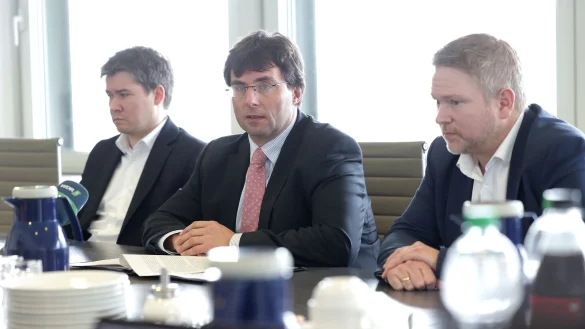 Marcus Optendrenk (M, CDU), Finanzminister von NRW, spricht in einer Pressekonferenz. - &copy; David Young/dpa