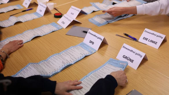 Nach der Wiederholungswahl zum Berliner Abgeordnetenhaus werden bei einer &ouml;ffentlichen Ausz&auml;hlung Wahlbriefe im Bezirk Lichtenberg nachgez&auml;hlt. - &copy; J&ouml;rg Carstensen/dpa