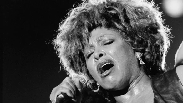 Die US-S&auml;ngerin Tina Turner singt im St. Jakob Stadion in Basel (1993). - &copy; Adv Archiv/Alessandro Della Vall/KEYSTONE/dpa
