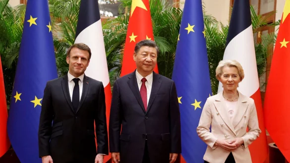 Frankreichs Präsident Emmanuel Macron (l) und EU-Kommissionspräsidentin Ursula von der Leyen (r) sind zu Chinas Staats- und Parteichef Xi Jinping nach Peking gereist. - © Ludovic Marin/Pool AFP/AP/dpa