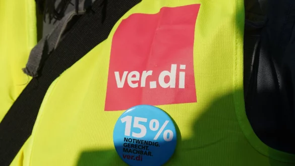 Besch&auml;ftigte der Deutschen Post demonstrieren w&auml;hrend des Warnstreiks. - &copy; Marcus Brandt/dpa/Archivbild