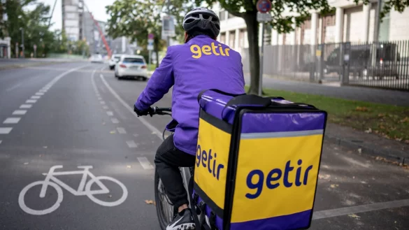 Der Lebensmittel-Lieferdienst Getir will sich von rund 2500 Mitarbeitern trennen. - © Michael Kappeler/dpa