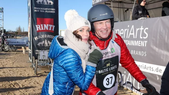Die Schauspielerin Gerit Kling (l) und der ehemalige Boxer Henry Maske nehmen am Schlittenhunderennen auf der Insel Usedom teil. - &copy; Gerald Matzka/dpa