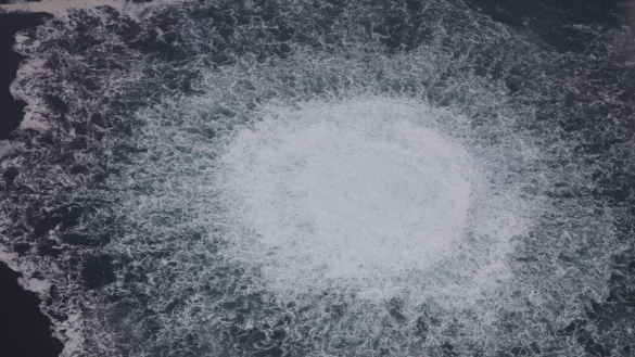 Das Leck an Nord Stream 1 in der Ostsee, fotografiert aus einem Flugzeug der schwedischen K&uuml;stenwache im September 2022. - &copy; Swedish Coast Guard/dpa