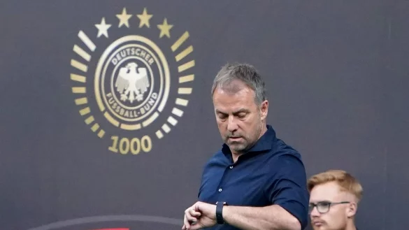 Will an der Dreierkette festhalten: Bundestrainer Hansi Flick. - &copy; Marcus Brandt/dpa