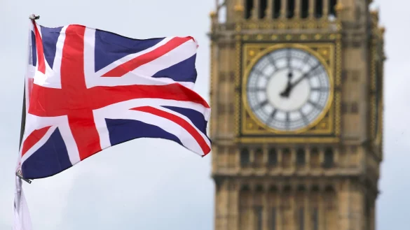 Eine Britische Fahne weht vor dem ber&uuml;hmten Uhrenturm Big Ben in London. - &copy; Michael Kappeler/dpa