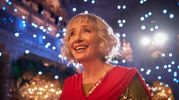 Emma Thompson als Cath in einer Szene des Films "What's love got to do with it?". - © Robert Viglasky/Studiocanal GmbH/dpa