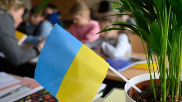 Grundsch&uuml;ler aus der Ukraine sitzen im Klassenzimmer einer Schule in Sachsen-Anhalt. - &copy; Robert Michael/dpa