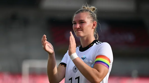 Kapitänin Alexandra Popp möchte bei der anstehenden Weltmeisterschaft mit Regenbogenbinde spielen. - © Hendrik Schmidt/dpa