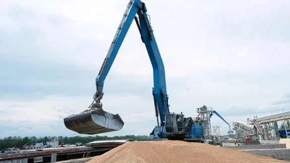 Ein Bagger l&auml;dt im Hafen von Ismajil in der S&uuml;dukraine Getreide in ein Frachtschiff. - &copy; Andrew Kravchenko/AP/dpa