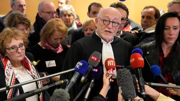 Alain Jakubowicz (M), ein Anwalt der Vereinigung &laquo;AF447 Help and Solidarity&raquo;, spricht nach dem Urteilsspruch vor dem Gerichtssaal in Paris zu Journalisten. - &copy; Michel Euler/AP/dpa