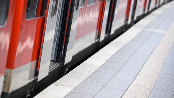 Eine S-Bahn steht mit ge&ouml;ffneten T&uuml;ren an einem Bahnsteig. - &copy; Jonas Walzberg/dpa/Symbolbild