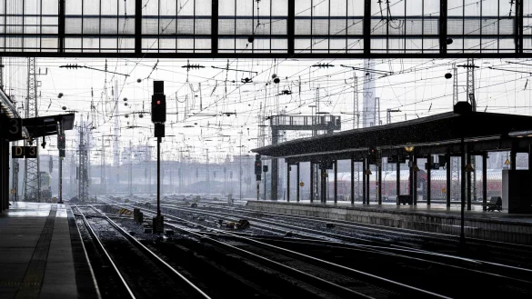 Der Bahnsteig vom Bremer Hauptbahnhof ist menschenleer. Mit einem gro&szlig;angelegten bundesweiten Warnstreik haben die Gewerkschaften EVG und Verdi weite Teile des &ouml;ffentlichen Verkehrs lahmgelegt. - &copy; Sina Schuldt/dpa