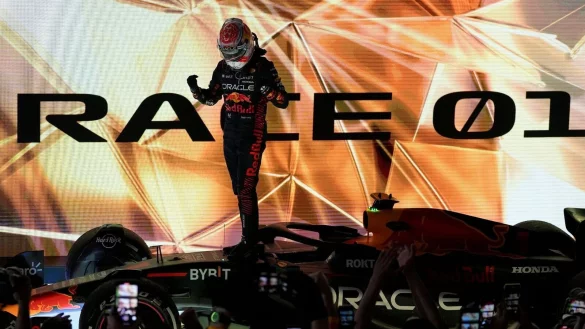 Max Verstappen feiert seinen Sieg in Bahrain. - &copy; Frank Augstein/AP/dpa