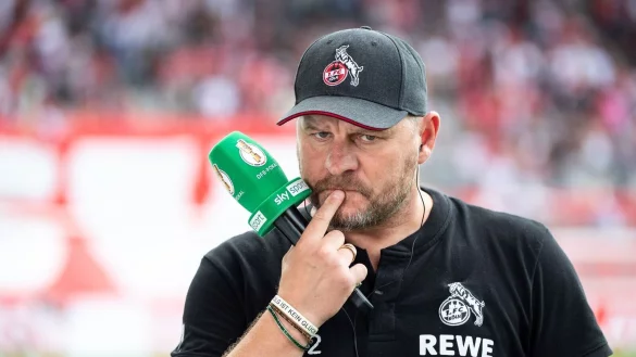 Trainer Steffen Baumgart vom 1. FC K&ouml;ln gibt vor Spielbeginn ein Interview. - &copy; Matthias Balk/dpa