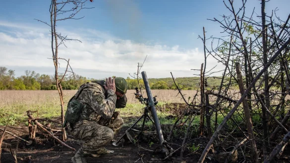 Ein Soldat einer M&ouml;rser-Einheit der ukrainischen Streitkr&auml;fte h&auml;lt sich die Ohren zu, w&auml;hrend er auf feindliche Stellungen in den Vororten der Stadt Bachmut feuert. - &copy; Mykhaylo Palinchak/SOPA Images via ZUMA Press Wire/dpa